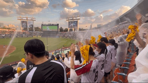 많은 야구팬들이 시원한 물줄기를 맞고 있다. 김도연 기자