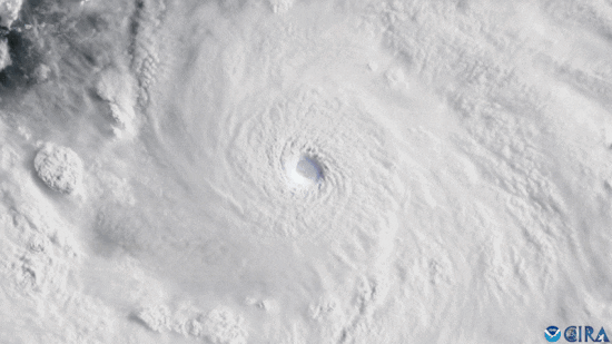 허리케인 에린이 지난 15일 세력을 불려가면서 태풍의 눈에 불빛이 번쩍이는 모습이 촬영됐다. (출처=콜로라도 주립대학교 대기연구협력연구소 및 미국 국립해양대기청(CSU/CIRA & NOAA))