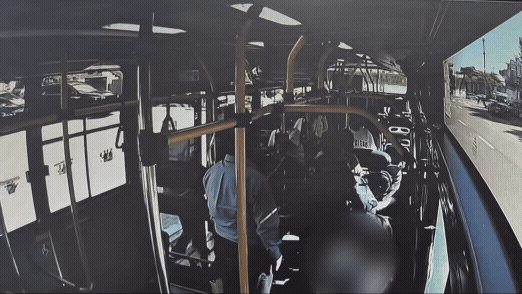 서울 광진경찰서는 광나루지구대 소속 실습 경찰관 A씨 등 경찰들이 버스에서 의식을 잃고 쓰러진 70대 남성을 응급처치해 119 구급대에 인계했다고 19일 밝혔다./영상제공=서울 광진경찰서.