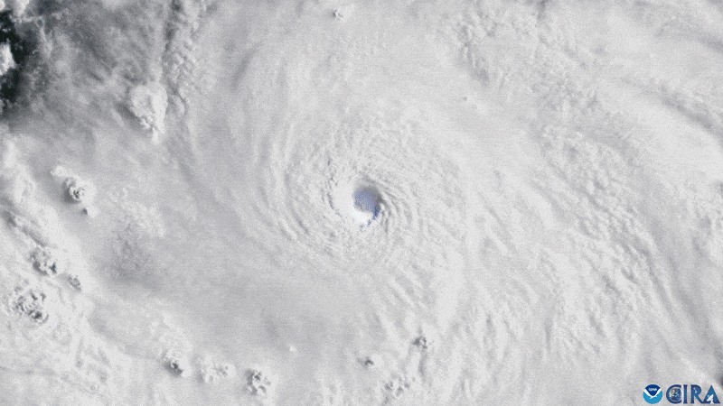 GOES-19가 허리케인 ‘에린’의 눈에서 번쩍하고 번개가 치는 모습을 촬영했다. CSU/CIRA & NOAA