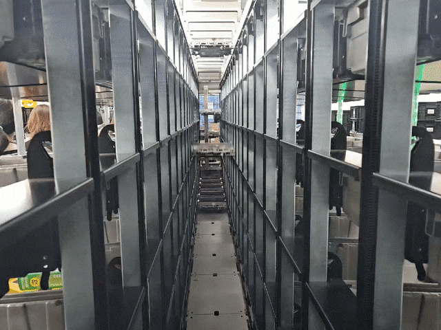 20일 올리브영 MFC 송파점에서 자동화 설비가 고객별 주문 내역에 따라 물품을 분류해 담는 모습. /정재훤 기자