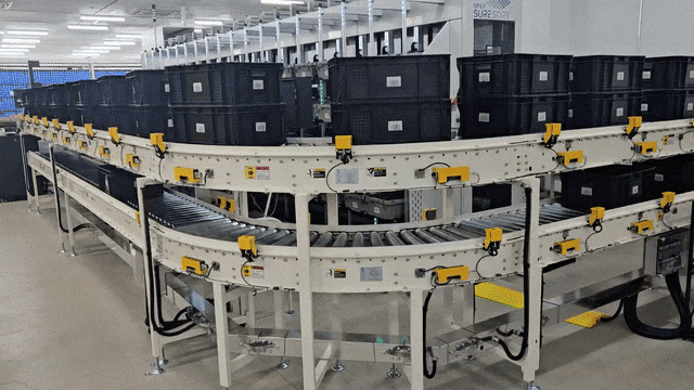 20일 올리브영 MFC 송파점에서 주문 건수별로 분류된 제품들이 바구니에 담겨 이동하는 모습. /정재훤 기자