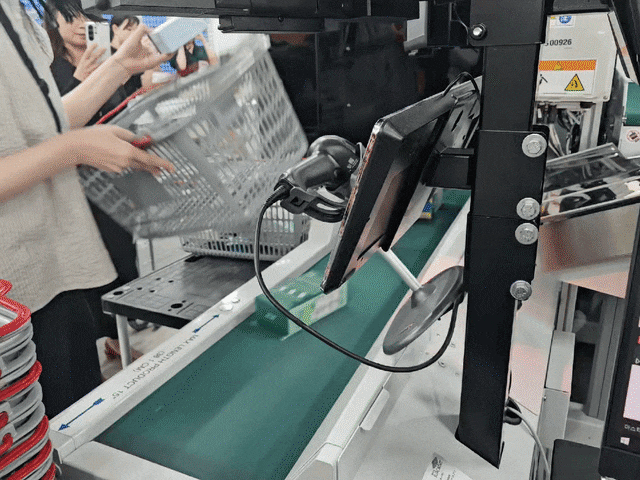 20일 올리브영 MFC 송파점에서 직원이 자동 분류 설비에 제품을 투입하는 모습. 이렇게 무작위로 투입된 제품은 들어온 주문 건에 따라 자동으로 분류돼 바구니에 담긴다. /정재훤 기자