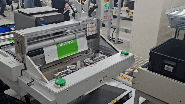 20일 올리브영 MFC 송파점 내부 포장 자동화 설비 모습. 직원이 물건을 비닐 포장백에 담기만 하면 기계가 밀봉과 이동 과정을 자동으로 수행한다. /정재훤 기자