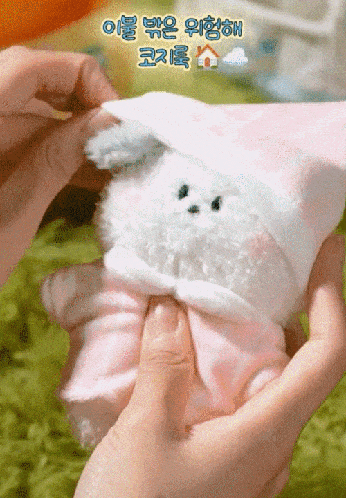 다이소가 판매한 인형 소품. 작은 인형에게 귀엽고 앙증맞은 옷을 입힐 수 있다. [출처 = 다이소]