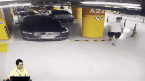 인천공항 제1터미널 단기주차장에서 한 차량이 사람을 치고 도주했으나 경찰이 '뺑소니가 아니다'라고 판단해 공분이 일었다. 영상은 주차장에서 한 차량이 남성을 들이받는 모습. /영상=유튜브 채널 '한문철TV' 캡처