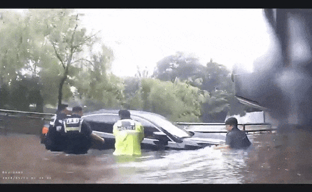 전국적인 폭우로 침수피해가 컸던 지난 13일. 종암경찰서 석관파출소 직원들이 출동해 성북구 석계역 굴다리 지하차도에 침수된 차량에서 모녀를 구출하고 있다. 종암경찰서 제공.