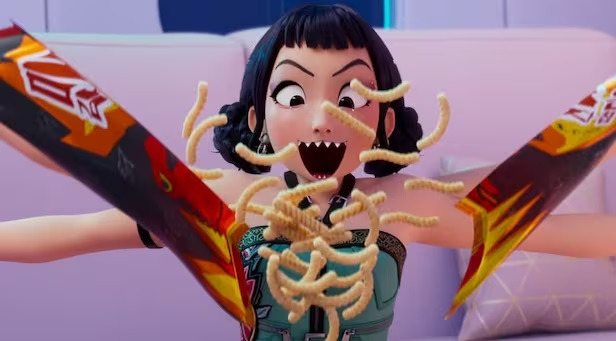 케이팝 데몬 헌터스 속 헌트릭스 멤버 조이가 새우깡 연상시키는 스낵을 뜯는 장면