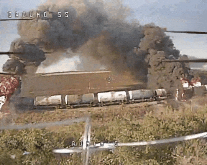 도널드 트럼프 미국 대통령과 볼로디미르 젤렌스키 우크라이나 대통령, 유럽 지도자들 간 워싱턴 회담 직후인 19일(현지시간) 러시아군이 점령 중인 우크라이나 남동부 자포리자주 몰로찬스크에서 우크라이나군 제65독립기계화여단이 자폭 드론으로 러시아군 물류 열차를 폭파했다고 우크라이나 언론이 전했다. 2025.8.19 텔레그램