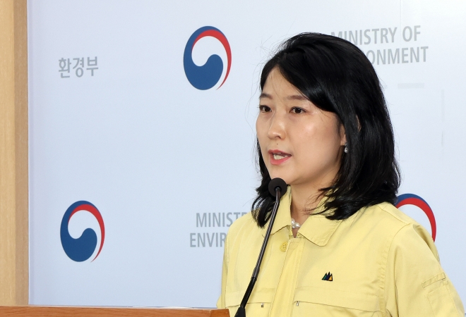 세련된 포즈를 취하고 있는 강민경