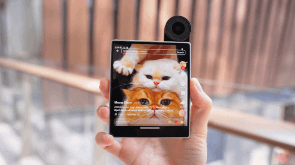 이 스마트폰은 4.02인치 AMOLED 디스플레이와 플립업 카메라를 탑재했다. (영상=아이코)