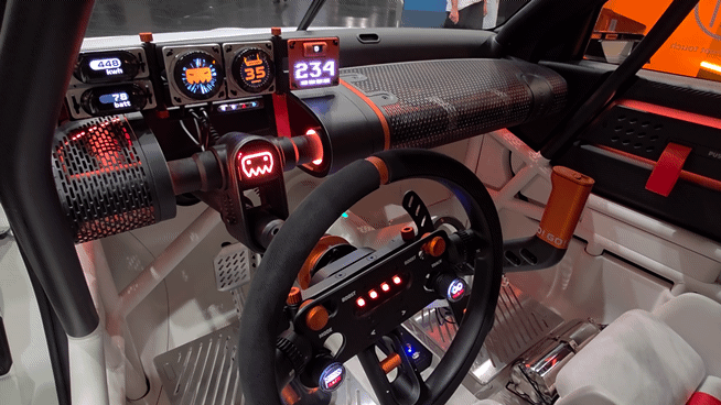 [쾰른(독일)=뉴시스]오동현 기자 = 현대자동차가 20일 독일 쾰른에서 개막한 세계 최대 게임쇼 '게임스컴 2025'에 참가해 콘셉트카 '인스터로이드(INSTEROID)'와 이를 주제로 직접 개발한 레트로 아케이드 게임을 선보였다. odong85@newsis.com *재판매 및 DB 금지