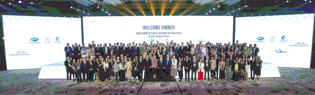 ‘2025 아시아태평양경제협력체(APEC) 인천회의’에 참석한 고위관리자들이 만찬 행사 후 단체사진을 촬용하고 있다. 사진제공=인천시