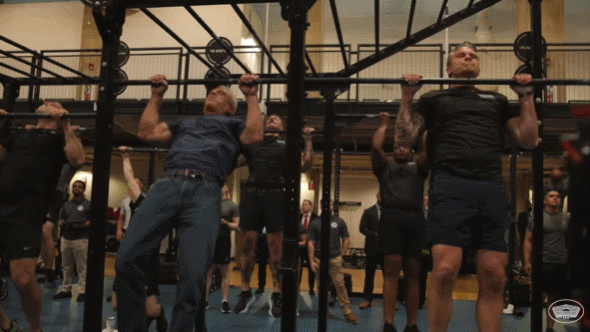 헤그세스 장관과 케네디 장관이 10분 안에 팔굽혀펴기 100개·턱걸이 50개를 해야 하는 챌린지에 나섰다. 유튜브 채널 ‘Department of Defense’ 영상 갈무리