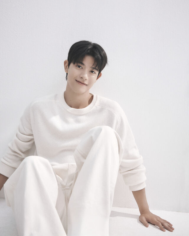로몬, 새 프로필 공개…성숙미에 카리스마까지
