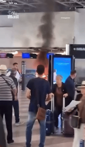 [뉴시스] 검은 연기와 불길이 공항을 뒤덮었다. (영상=데일리메일) 2025.08.20. *재판매 및 DB 금지