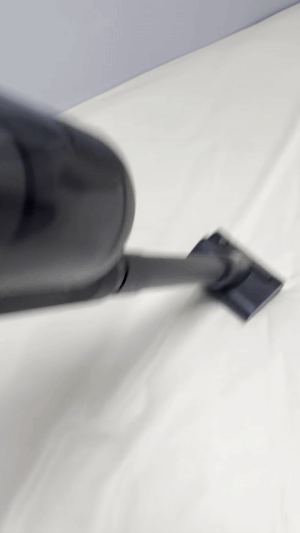 전동식 미니 브러시로 매트리스를 빨아들이는 모습. 사진=김예솔 기자