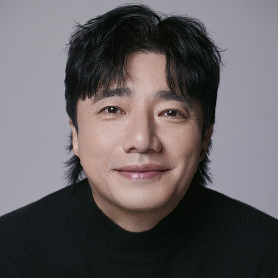 술집에서 첫눈에 반한 12살 연하녀와 합석해 결혼까지 골인한 유명가수