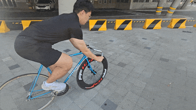 21일 오후 2시 경기 광명시 광명스피돔 인근에서 브레이크가 없는 픽시를 처음 타 보고 있는 기자의 모습. 서행 상태에서 정지를 시도했음에도 균형을 잡지 못해 발을 땅에 디딜 수밖에 없었다. 오세운 기자