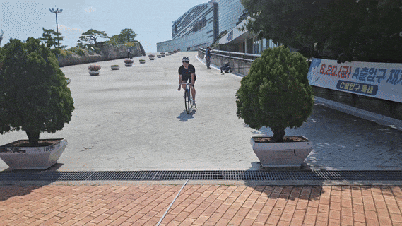 21일 오후 2시 기자가 경기 광명시 광명스피돔 인근 내리막길에서 '브레이크가 없는 픽시' 자전거를 타며 '제동 거리 측정' 실험을 하고 있다. 기준점에 다다랐을 때 페달을 역방향으로 밟아 정지를 시도했으나 역부족이었고, 결국 기준점으로부터 약 20m가량 더 간 뒤에야 멈춰 섰다. 오세운 기자