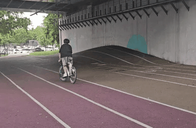 21일 오후 5시 서울 영등포구 서울색공원에서 초등학교 6학년 진모군이 픽시를 타면서 뒷바퀴를 좌우로 끄는 기술인 '스키딩'을 선보이고 있다. 오세운 기자