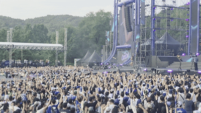 지난 23일 경기도 과천 서울랜드에서 열린 카스 쿨 페스티벌에서 다양한 가수들의 무대가 이어지는 가운데 관객들이 호응을 하는 모습.ⓒ임유정 기자