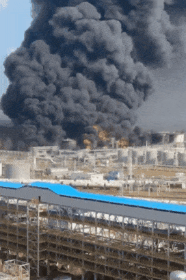 지난 21일(현지시간) 우크라이나 드론 공격 이후 러시아 로스토프주(州) 노보샤흐틴스크 정유공장에서 나흘째 화재가 이어지고 있다.