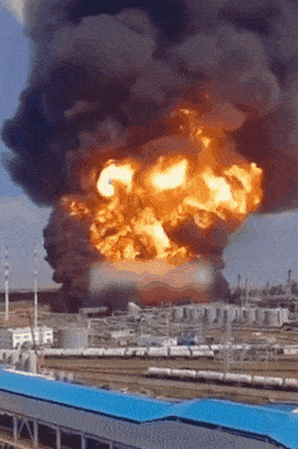 지난 21일(현지시간) 우크라이나 드론 공격 이후 러시아 로스토프주(州) 노보샤흐틴스크 정유공장에서 나흘째 화재가 이어지고 있다.