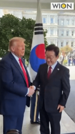 이재명 대통령에 고함을 치는 사람들을 보고 "우리는 저런 사람들을 가짜뉴스라고 부른다(We call them the fake news)고 속삭이는 트럼프 미 대통령. (사진=WION 페이스북 영상 갈무리.)