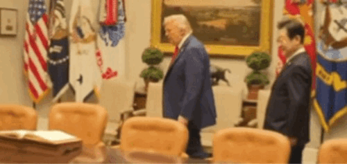 도널드 트럼프 미국 대통령이 25일(현지시간) 이재명 대통령의 의자를 빼주는 모습. 유튜브.