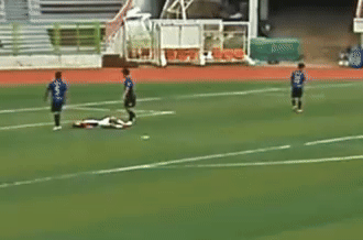 24일 서울 용산구 효창공원운동장에서 열린 서울시민리그 축구 경기 도중 FC BK 소속 A 선수가 후두부를 가격해 넘어진 상대팀 B 선수를 일부러 밟는 듯한 장면. 유튜브 유소년스포츠TV 채널 캡처