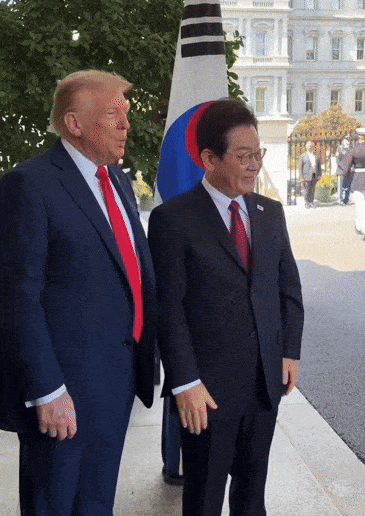 도널드 트럼프 미국 대통령이 25일 워싱턴 백악관에 도착한 이재명 대통령을 환영하는 과정에서 취재진이 "한국의 숙청 상황에 대해 걱정하냐"는 질문을 던지자 "가짜뉴스"라는 내용의 귓속말을 하고 있다. 위온(WION) 페이스북 동영상 캡처