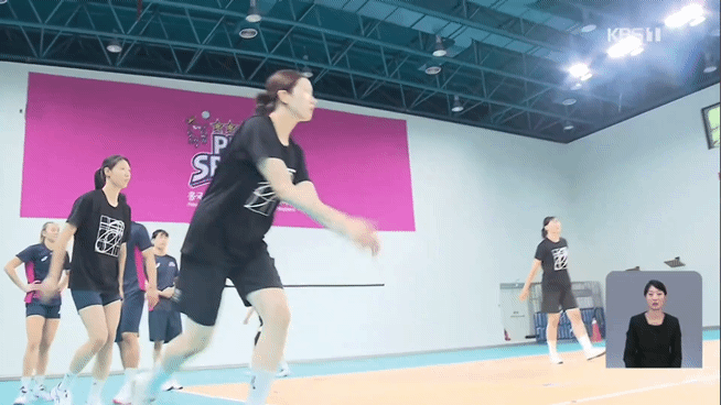 미들블로커 이다현이 마치 아포짓 스파이커처럼 스파이크를 때리는 보기 드문 훈련법. (촬영기자: 정형철)