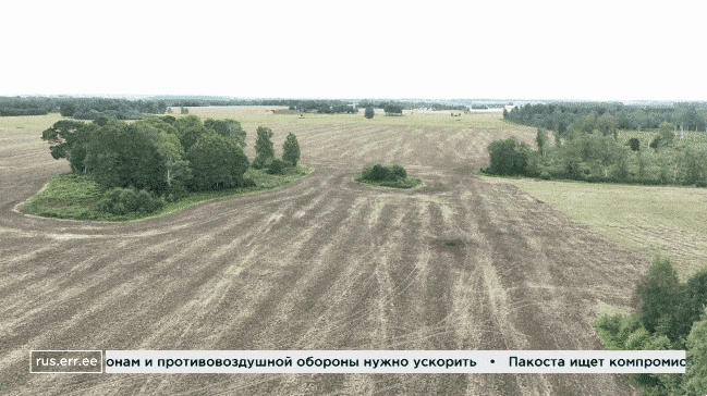 현지시간으로 25일 오후 에스토니아 타르투주(州) 아크레 마을의 한 농지에서 드론 잔해가 발견됐다. ERR 뉴스 영상 캡처