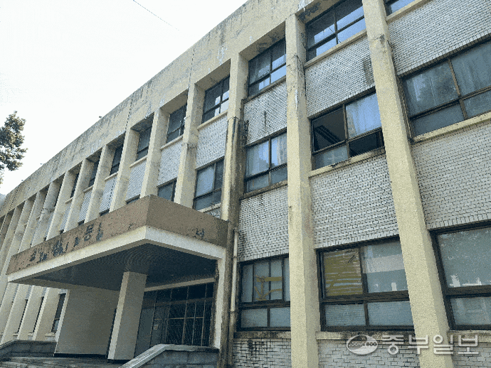 28일 인천 부평구 부평동에 소재한 옛 경찰종합학교 건물의 유리창이 훼손돼 있다. 사진=노선우 기자