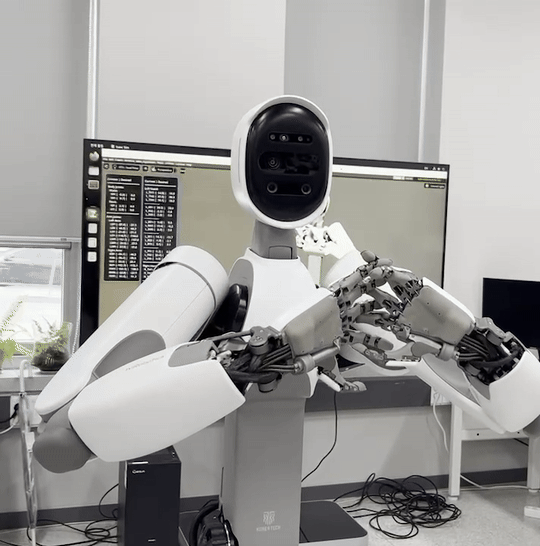 휴머노이드 알렉스가 손 깍지를 끼고 기지개를 켜고 있다. (사진=지디넷코리아 신영빈 기자)