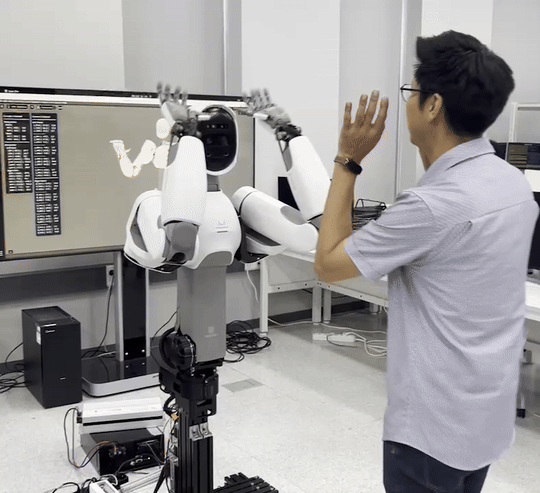 김용재 위로보틱스 대표가 휴머노이드 알렉스와 손뼉맞장구를 치고 있다. (사진=지디넷코리아 신영빈 기자)