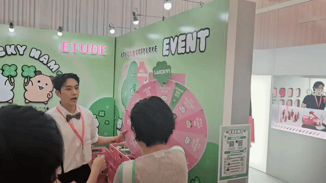 28일 오후 성수동 무신사 뷰티 페스타 팝업스토어(임시 매장) 내 한 브랜드 부스에서 룰렛(원판 돌리기) 체험 행사를 진행하는 모습. /정재훤 기자