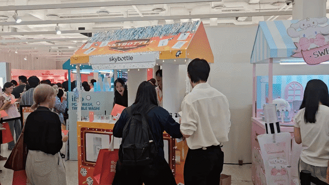 28일 오후 성수동 무신사 뷰티 페스타 팝업스토어(임시 매장) 내 한 브랜드 부스에서 고객이 사은품을 증정하는 미니 게임 콘텐츠에 참여하고 있다. /정재훤 기자