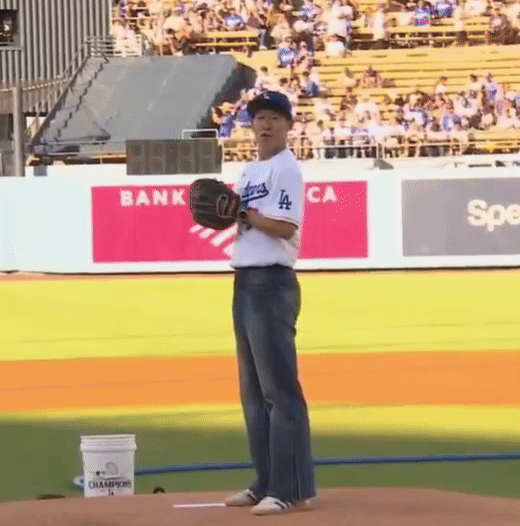 손흥민이 다저 스타디움에서 LA 다저스 유니폼을 입고 생애 첫 시구를 성공적으로 마쳤다. 사진=MLB SNS 캡처