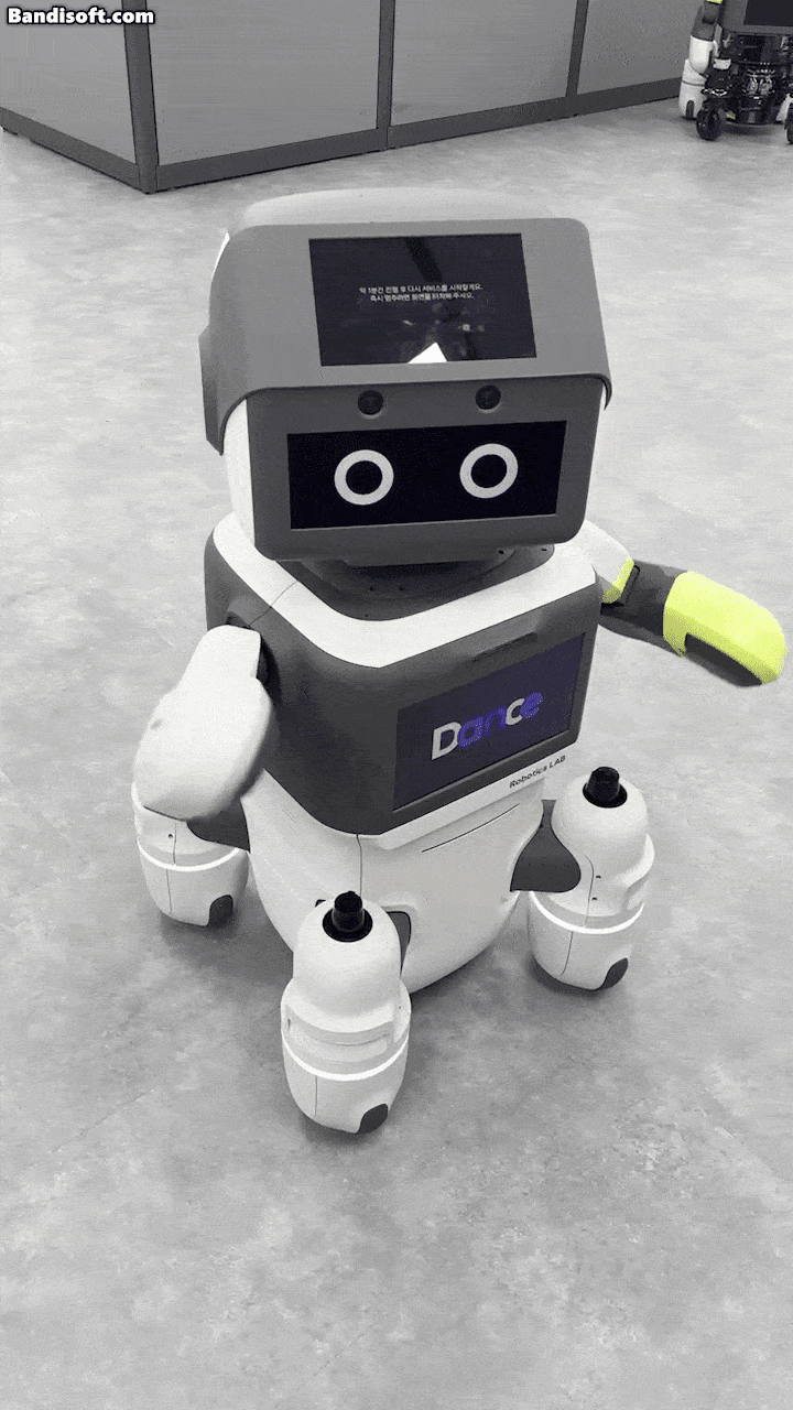 현대차 서비스 로봇 달이(DAL-e).  딥러닝 기반의 알고리즘으로 고객이 누구인지를 인식하고, 고객별로 맞춤형 서비스를 제공하는 역할을 한다.[김영철 기자]