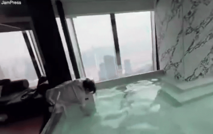 [뉴시스] 중국 충칭의 한 호텔 스위트룸이 침수되어 직원들이 수습하는 모습이다.(영상=데일리메일) 2025.08.27 *재판매 및 DB 금지