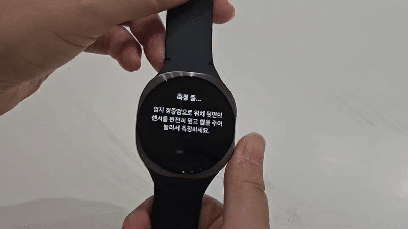삼성전자 '갤럭시 워치8'으로 항산화 지수를 측정하고 있다./윤예원 기자