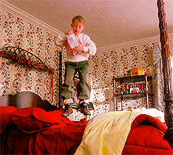 야 이…! 침대에서 신발 신고(!) 팝콘 들고(!!) 방방 뛰는(!?!) 충격과 공포의 현장을 목도하면 그만 혼절하고 마는 것이다. 한국인에게 이 장면은 제네바 협약 위반이다. [사진 출처=20세기 폭스]