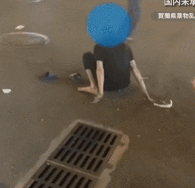 마약류 성분의 불법 전자담배인 이른바 '좀비 담배'에 취한 일본 남성이 거리에서 몸을 가누지 못하는 모습./사진=유튜브 채널 'ANN뉴스'