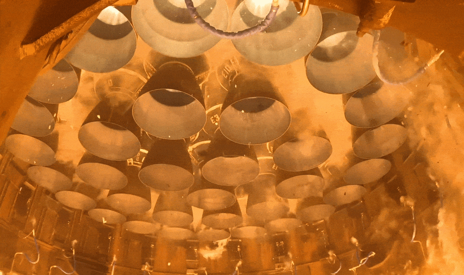 지난 26일 로켓 슈퍼헤비의 33개 랩터 엔진이 가동되며 스타십이 이륙하고 있다. 스페이스X 제공