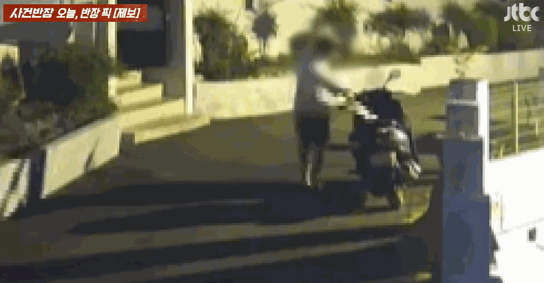 주차된 오토바이에 알 수 없는 액체를 뿌리고 가는 남성. 〈영상=JTBC '사건반장'〉