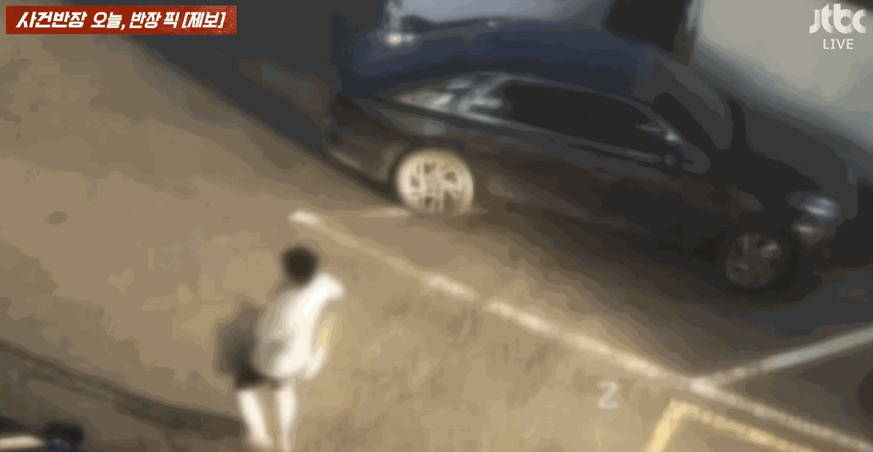 이 남성은 제보자가 오토바이를 타고 자신의 옆을 빠르게 지나가 화가 나 범행 했다고 주장했다. 제보자가 공개한 당시 CCTV 영상. 〈영상=JTBC '사건반장'〉