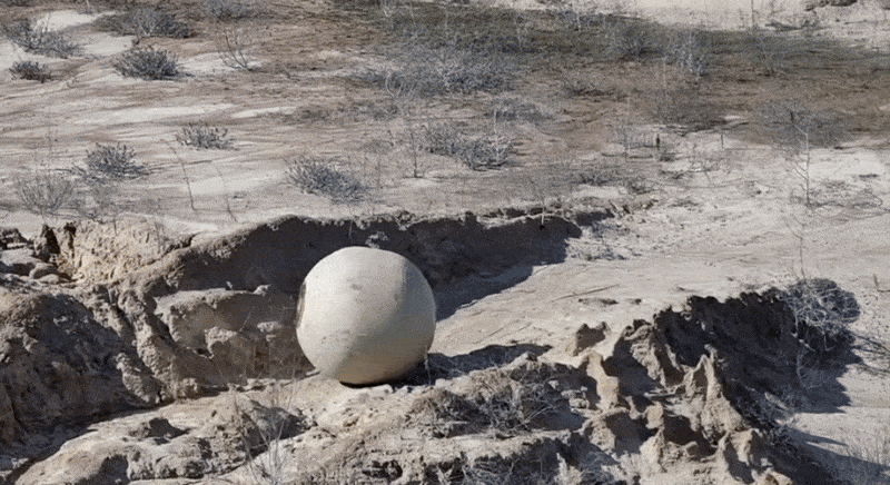 지구에서 표면이 고르지 않은 황무지를 달리며 시험 가동되고 있는 ‘로보볼’ 모습. 달에서 운영하기 위해 개발됐다. 텍사스 A&M대 제공