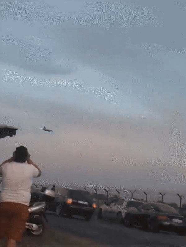 [서울=뉴시스] 폴란드 라돔에서 에어쇼 훈련 비행 중이던 F-16 전투기가 추락해 조종사가 숨지는 사고가 발생했다.(사진 = 엑스 갈무리) 2025.08.31.  *재판매 및 DB 금지